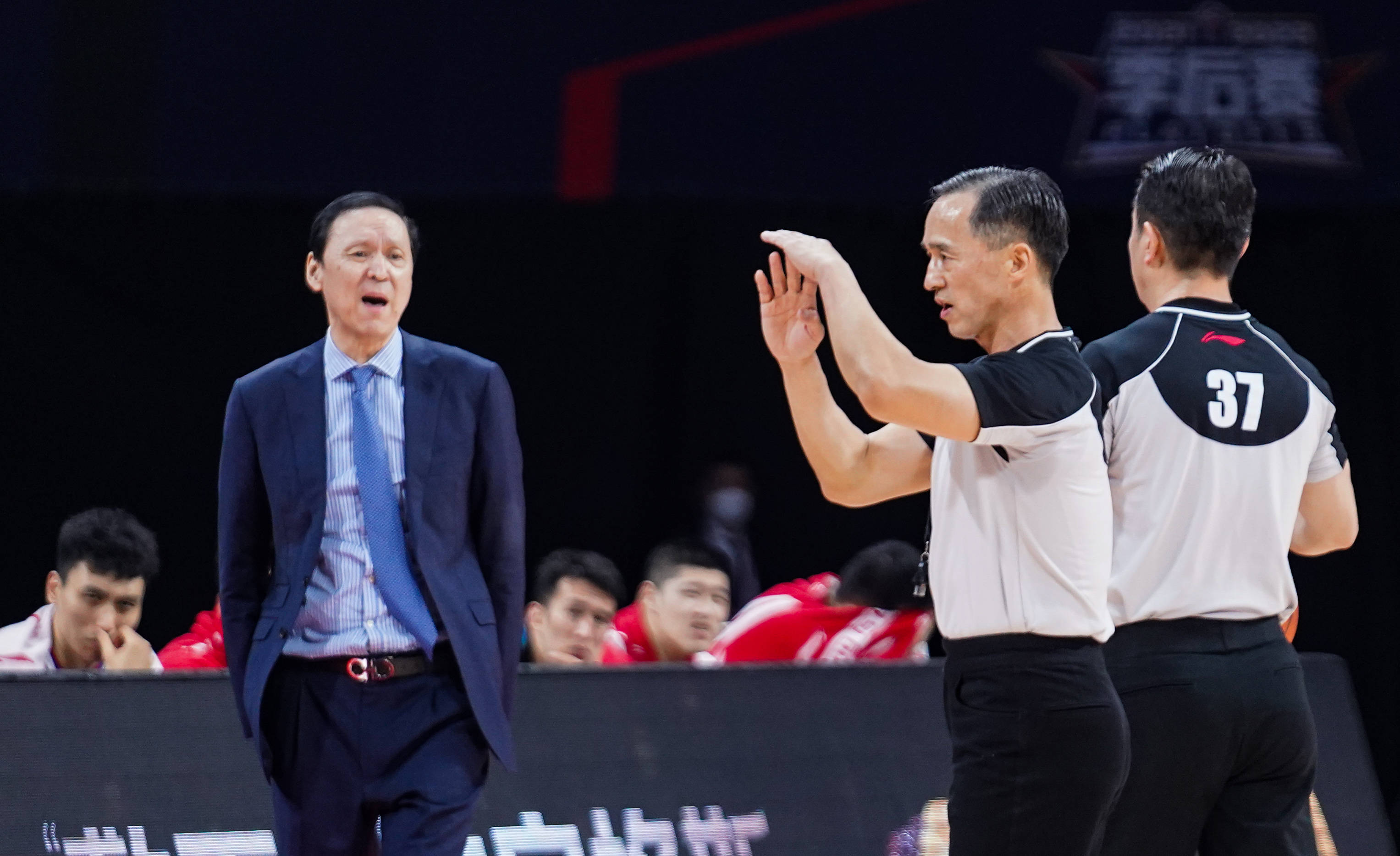 华体会网址 -布莱顿训练开放日；国际比赛日队长鼓劲引欢呼；CBA季后赛在即；纪律约束更严格 