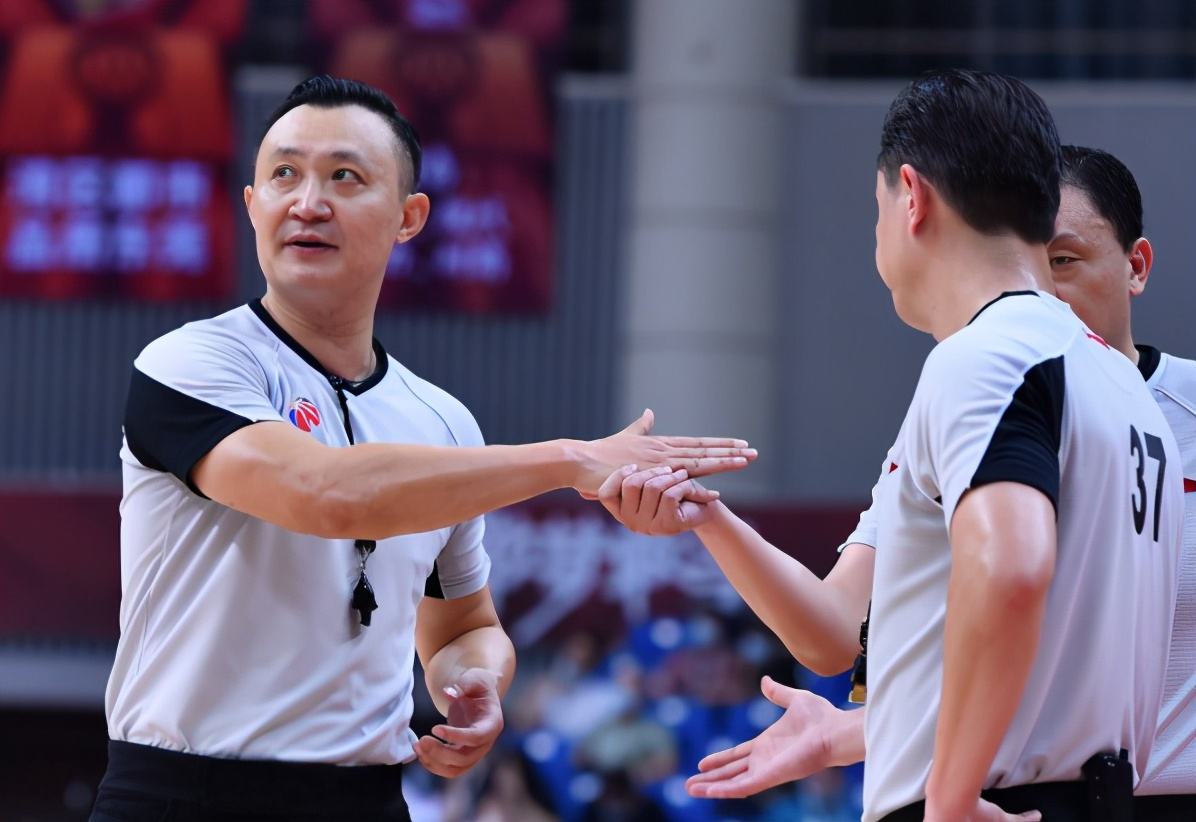 布莱顿训练开放日；国际比赛日队长鼓劲引欢呼；CBA季后赛在即；纪律约束更严格 