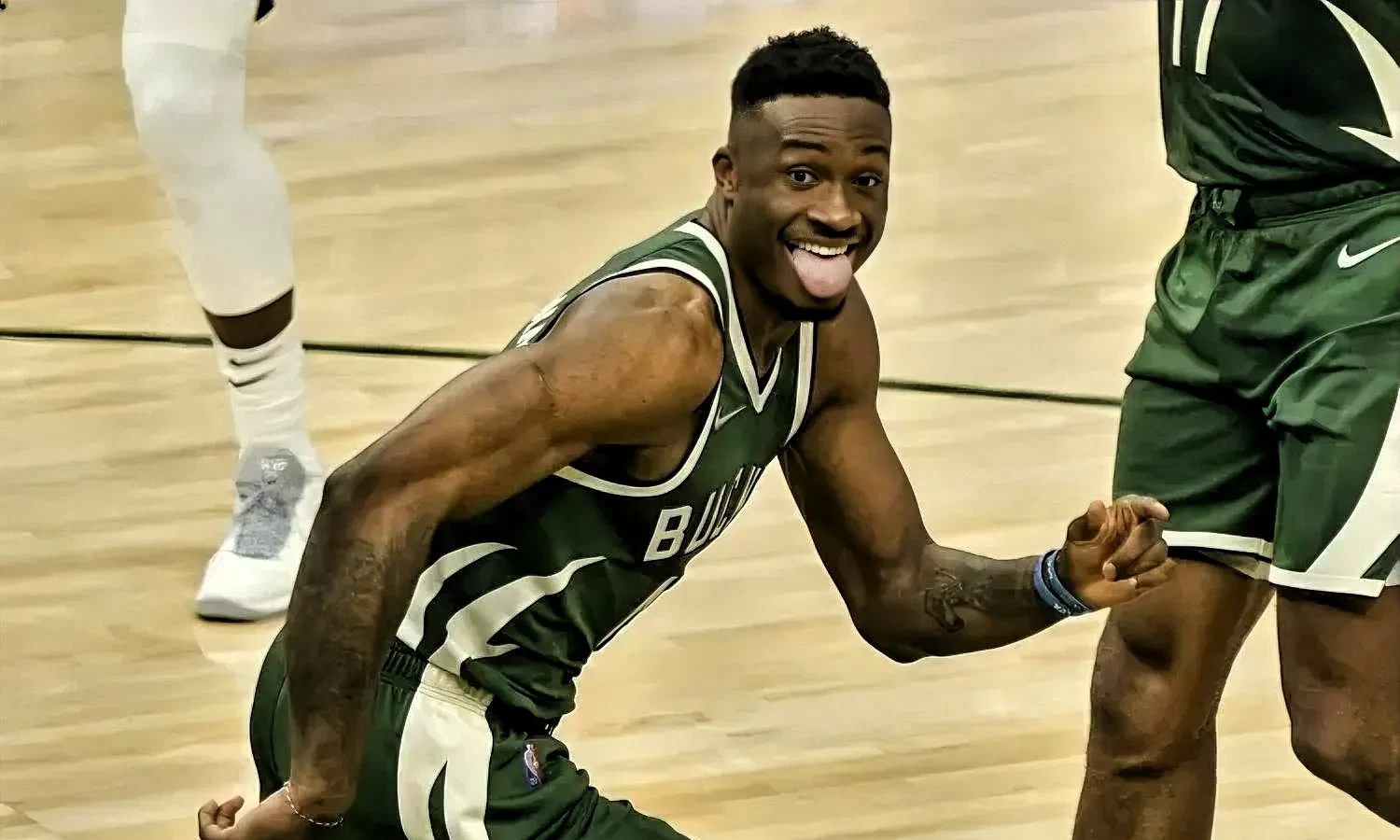 密尔沃基雄鹿迎中超关键赛；今晚单刀错失；媒体盛赞；心理建设被强调(密尔沃基雄鹿队首发阵容)