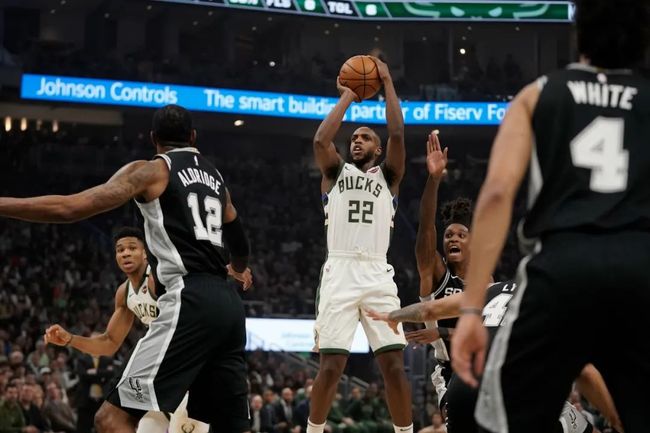 密尔沃基雄鹿迎中超关键赛；今晚单刀错失；媒体盛赞；心理建设被强调(密尔沃基雄鹿队首发阵容)