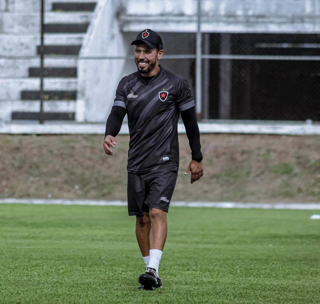 清晨体能课后，成都蓉城调整名单备战欧篮联，赛场秩序良好，临场指挥获称赞 